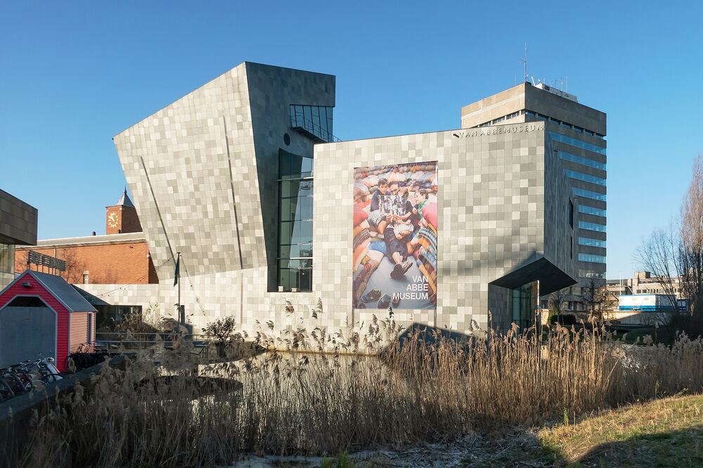 Het Van Abbemuseum in Eindhoven onder een blauwe lucht
