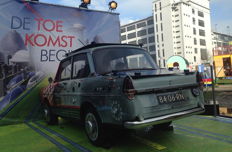 Openluchtfilmscherm op het Ketelhuisplein in Eindhoven met het industriële decor van Strijp-S op de achtergrond