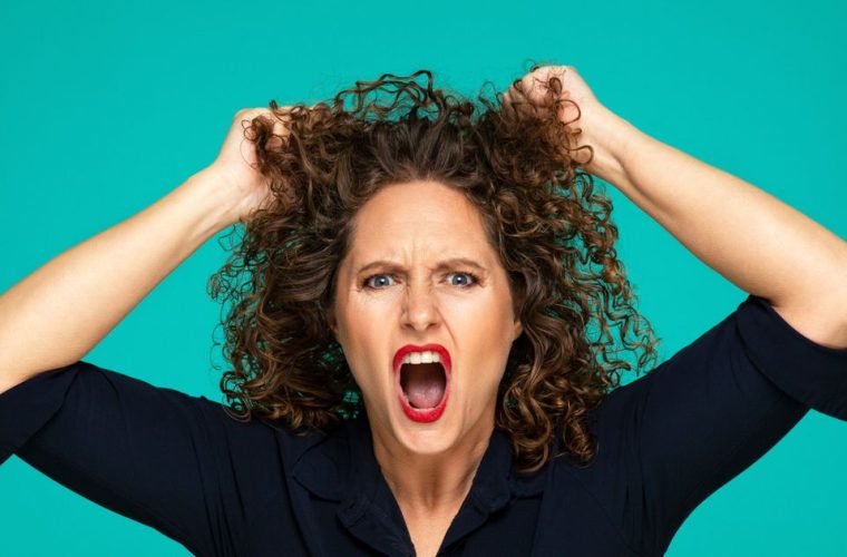 Theatervoorstelling Mama is Boos in de Hertog Jan Zaal van Parktheater Eindhoven, een persoonlijke verkenning van moederschap en dagelijkse chaos