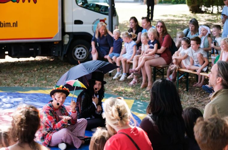 Parktheater Eindhoven opent zijn deuren: bezoekers verkennen het gebouw tijdens gratis Open Dag met rondleidingen en optredens.