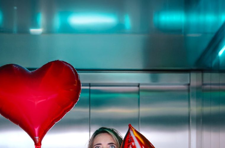 Theaterscène met een elfjarig meisje dat worstelt met het uitspreken van een verontschuldiging, tegen een eenvoudige theaterdecorachtergrond
