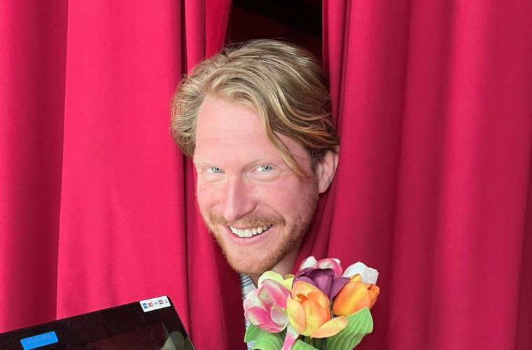 Kor Hoebe op het podium van Parktheater Eindhoven tijdens zijn solovoorstelling Kordaat