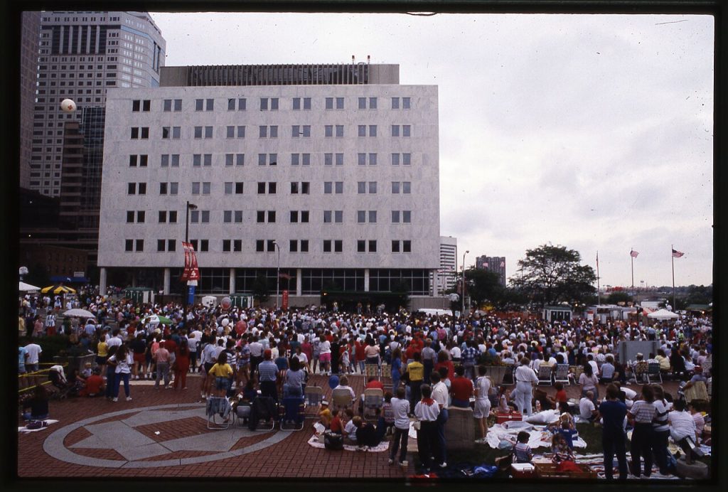 Bezoekers en makers in het Klokgebouw tijdens Playgrounds Fest, een festival voor animatie, design en digitale cultuur in Eindhoven.